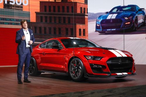 CEO Ford tiết lộ bị ép bán xe điện dưới thời Biden