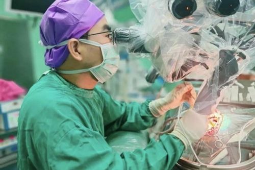 Hình ảnh con sán dài bên trong não bệnh nhân khiến bác sĩ sốc