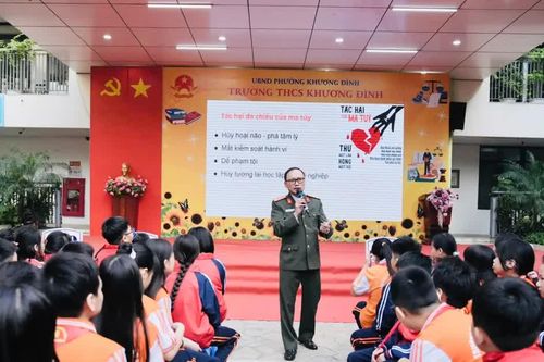 Học sinh Khương Đình hào hứng tìm hiểu kiến thức pháp luật