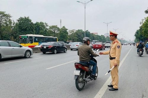 Xe máy đi vào làn ô tô phạt bao nhiêu theo luật mới nhất?