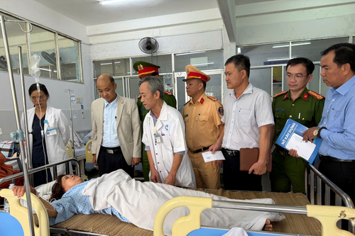 Lãnh đạo TP Đà Nẵng thăm, động viên các nạn nhân bị thương trong vụ tai nạn giao thông trên cao tốc Đà Nẵng - Quảng Ngãi