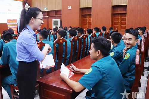 Ban chỉ huy Phòng thủ khu vực 2 - Phú Lợi tư vấn nghề nghiệp cho chiến sĩ