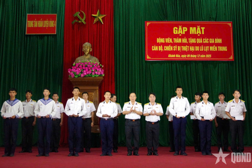 Trung tâm Huấn luyện Vùng 4 Hải quân gặp mặt cán bộ, chiến sĩ có gia đình bị thiệt hại do lũ lụt