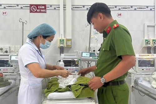 Phát hiện bé sơ sinh bị bỏ rơi, Công an xã Ia Mơ kịp thời cứu giúp