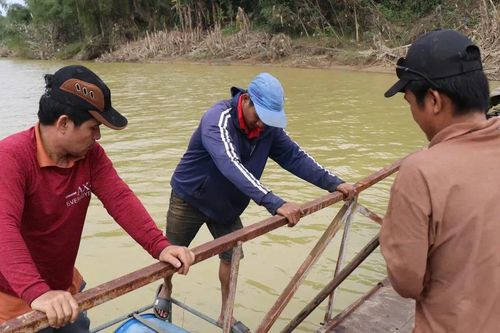Cứu cầu phao bắc qua sông Tả Trạch bị lũ cuốn trôi thành 3 đoạn