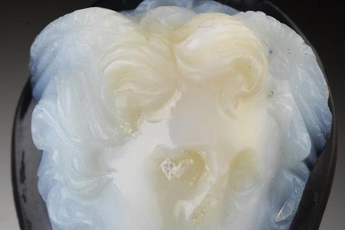 Phát hiện nữ thần rắn Medusa tí hon chạm khắc tinh xảo trên đá mã não