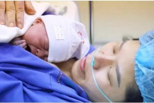 Bé trai chào đời từ hành trình song thai nguy hiểm