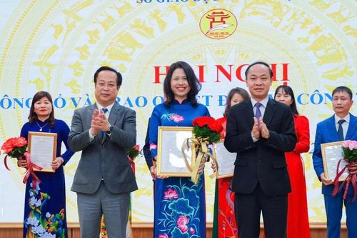 Quản lý giáo dục tích hợp năng lực số cho học sinh
