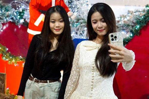 Nhiều người háo hức 'lên đồ' check-in Giáng sinh sớm