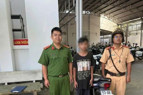 Thanh niên 'bốc đầu' xe máy bị tịch thu phương tiện, lộ ekip quay đưa lên mạng