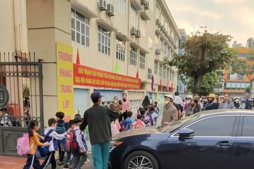 Phụ huynh bức xúc vì hiệu trưởng đỗ ô tô Lexus chắn cổng trường giờ tan học