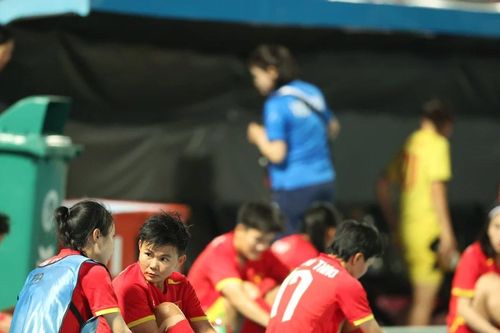SEA Games 33: ĐT nữ Việt Nam phải mua đồ ăn thêm, đi hơn 4 tiếng mới tới sân tập