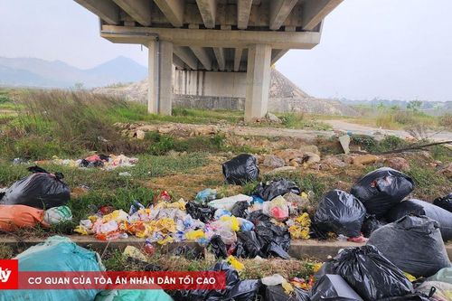 Chân cầu cao tốc Diễn Châu - Bãi Vọt biến thành nơi tập kết rác tự phát