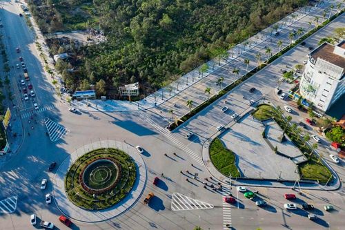 Cảnh tréo ngoe ở khu 'đất vàng' bị bỏ hoang suốt 10 năm