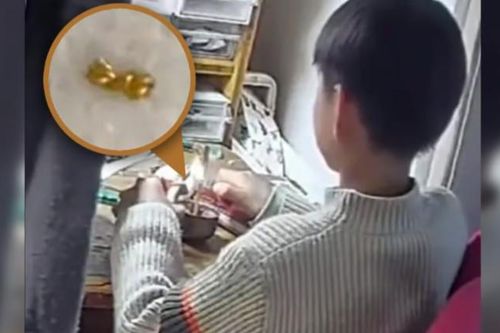 Cậu bé 8 tuổi cắt vụn dây chuyền vàng của mẹ để tặng các bạn trong lớp