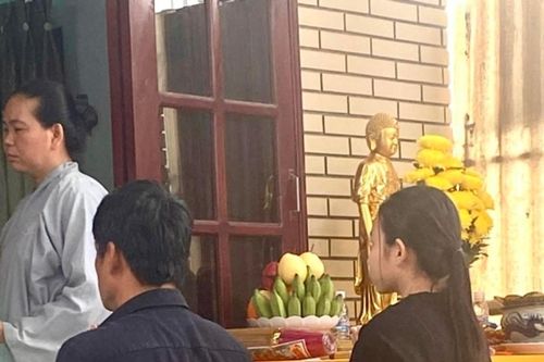 Con gái 12 tuổi của nghệ sĩ Thương Tín về chịu tang cha
