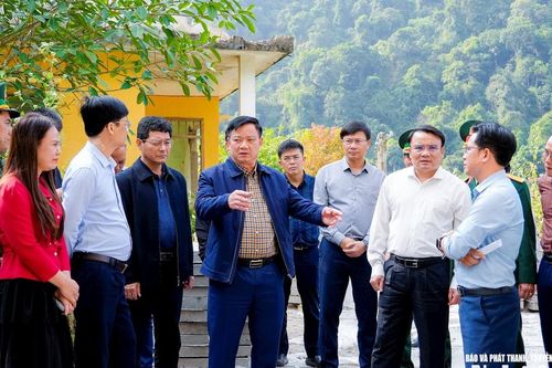 Bí thư Tỉnh ủy Nguyễn Khắc Thận kiểm tra công tác khắc phục thiên tai, thăm tặng quà người dân và các đơn vị quân sự tại các xã biên giới