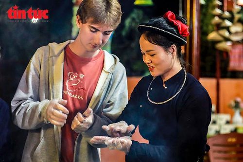 Bánh dày lá cẩm, sắc tím quyến rũ níu chân du khách ở Pác Ngòi