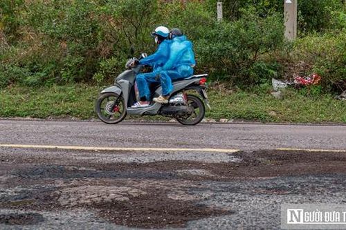 Đường du lịch ven biển 'đẹp như tranh vẽ' biến dạng vì ổ gà, ổ voi chi chít