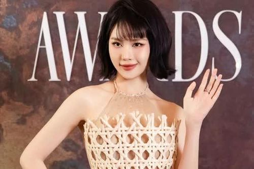 Bùi Quỳnh Hoa diện trang phục tôn vinh nghề thủ công truyền thống khi đi trao giải