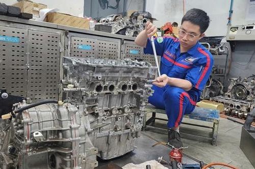 Mua phải ô tô cũ bị bổ máy, có đáng lo?