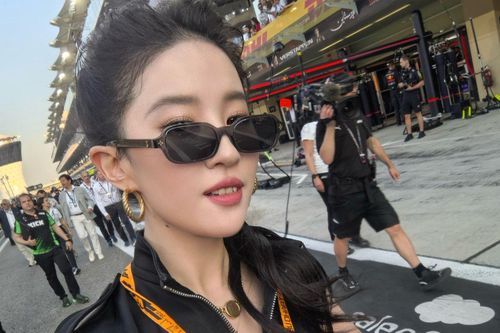 Sang chảnh như Lưu Diệc Phi: Đeo trang sức bằng vàng 18K, diện đồ hiệu tiền tỷ chỉ để đi chơi
