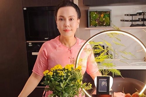 Việt Hương làm điều xúc động ở ngày giỗ 5 năm của Chí Tài, nghẹn ngào nhắc đến Thương Tín