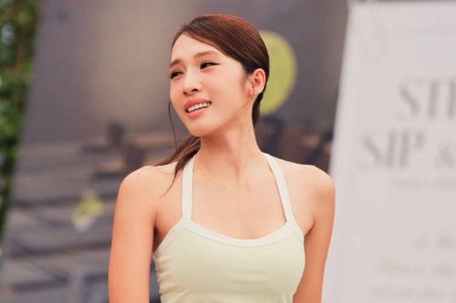 Nữ ca sĩ Việt gặp sự cố ngượng đỏ mặt ở đám đông, phản ứng của chồng gây bàn luận