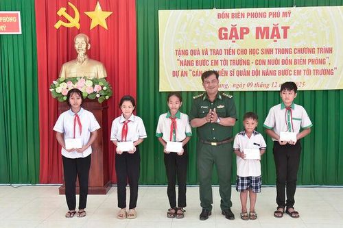 Đồn Biên phòng Phú Mỹ trao quà cho học sinh và hộ dân có hoàn cảnh khó khăn