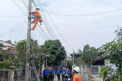 'Thắp sáng đường quê' tại xã Óc Eo