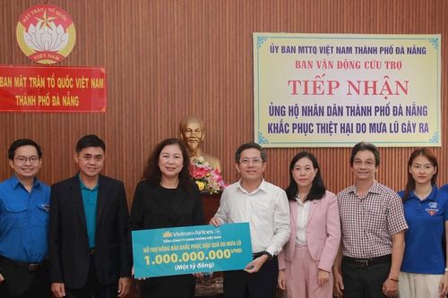 Tổng Công ty Hàng không Việt Nam trao tặng 1 tỷ đồng và 1.000 tấm chăn cho người dân Đà Nẵng bị thiệt hại do thiên tai
