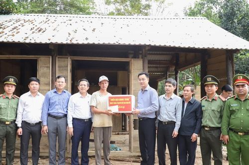 Bí thư Thành ủy Đà Nẵng thăm, động viên người dân xã Thượng Đức khắc phục hậu quả thiên tai