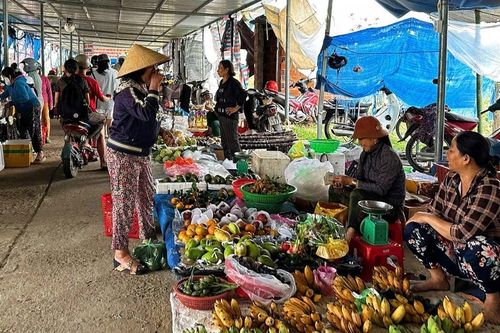 Tiểu thương các chợ sau lũ: 'Còn chợ còn kế sinh nhai'