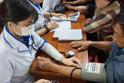 Khám bệnh, phát thuốc và tặng quà cho người dân xã Tuy Phước