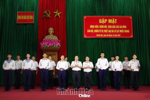Trung tâm Huấn luyện Vùng 4 Hải quân trao quà cho cán bộ, chiến sĩ có gia đình bị thiệt hại do lũ lụt