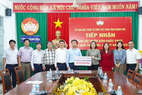 Tổng Công ty Truyền tải điện quốc gia và Hội đồng Biển Khánh Hòa - Hàn Quốc ủng hộ kinh phí hỗ trợ người dân bị ảnh hưởng do lũ lụt