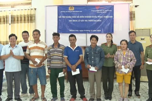 Xã Diên Khánh trao quà cho người dân bị thiệt hại do mưa lũ