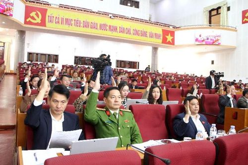 Tiếp tục thảo luận thông qua nghị quyết trình tại kỳ họp