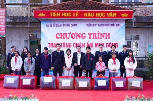 Trao 55 suất quà cho học sinh vùng cao xã Mẫu Sơn
