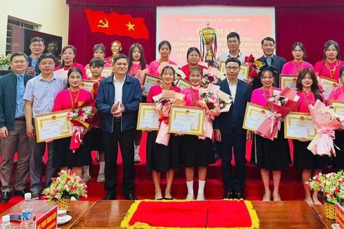 Xã Lâm Thượng khen thưởng đội bóng đá nữ
