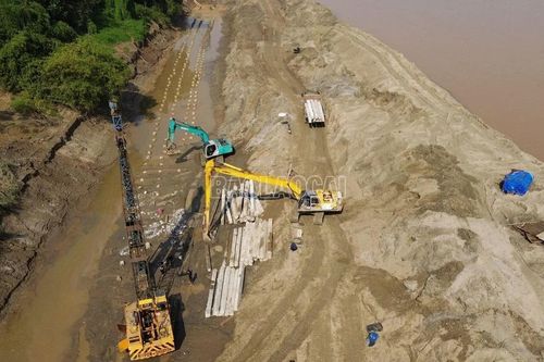 Gấp rút thi công kè sông Hồng đoạn qua xã Bảo Thắng