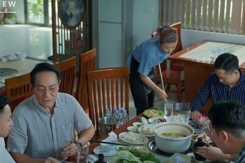 Gia đình trái dấu tập 5: Ông Phi bẽ bàng gặp vợ làm lao công