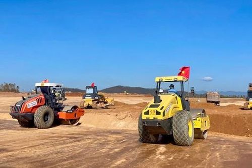 Chạy đua tiến độ, rộn rã tiếng máy trên công trường dự án Cảng hàng không Phù Cát