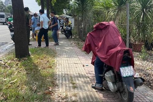 Người đàn ông gục đầu tử vong trên xe máy ở vỉa hè TP.HCM