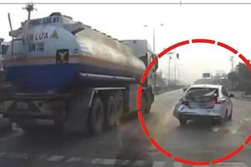 Dừng đèn đỏ, ô tô con bất ngờ bị xe bồn húc văng ra giữa ngã tư