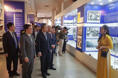 Khai mạc trưng bày 'Dấu chân Hồ Chí Minh trên quê hương Cách mạng Tháng Mười'