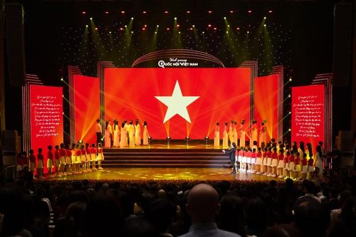 Trọng Tấn xúc động hòa cùng dàn hợp xướng hát 'Tiến quân ca'