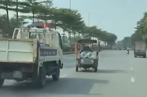 Xe ba bánh tự chế không chấp hành hiệu lệnh CSGT