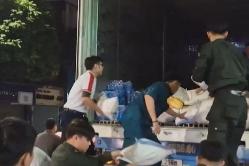 Công an Hà Nội chung tay cùng đồng bào vùng lũ