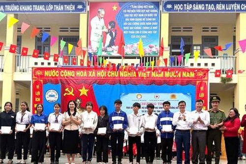 Trao hơn 900 suất quà, học bổng cho học sinh Lâm Đồng bị ảnh hưởng bởi lũ lụt